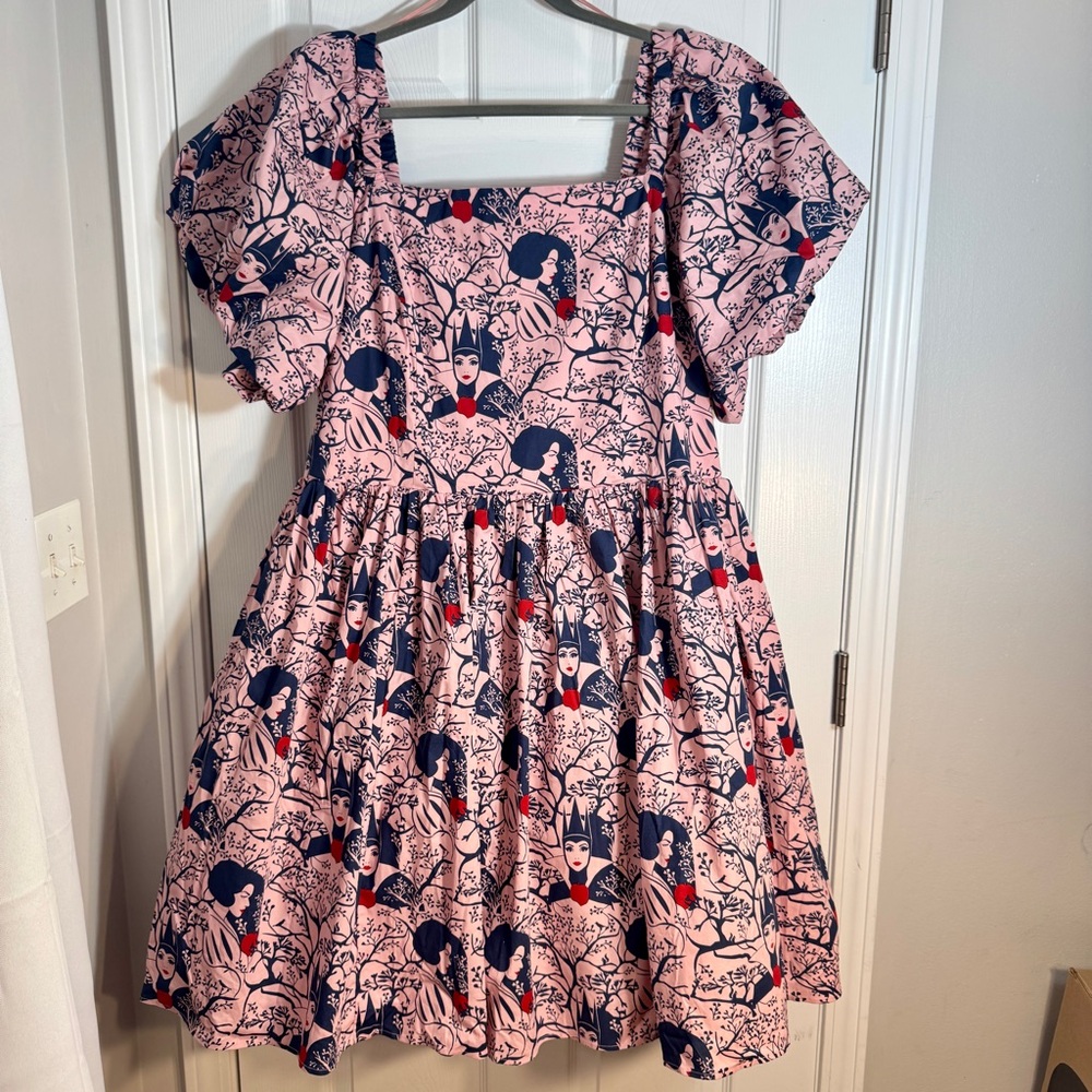 NWT. Disney Snow White Dress size 2X. Snow White and the Evil Queen dress